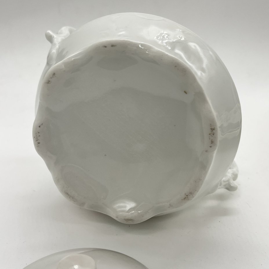 Сахарница с изображением галантной сцены (подбор крышки)