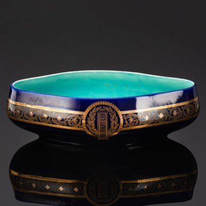 Кашпо в стиле модерн, украшенное цветочным декором, декор №2251, фаянс, крытье кобальтом, золочение, Sarreguemines (Саргемин), Франция, 1920-1940 гг.