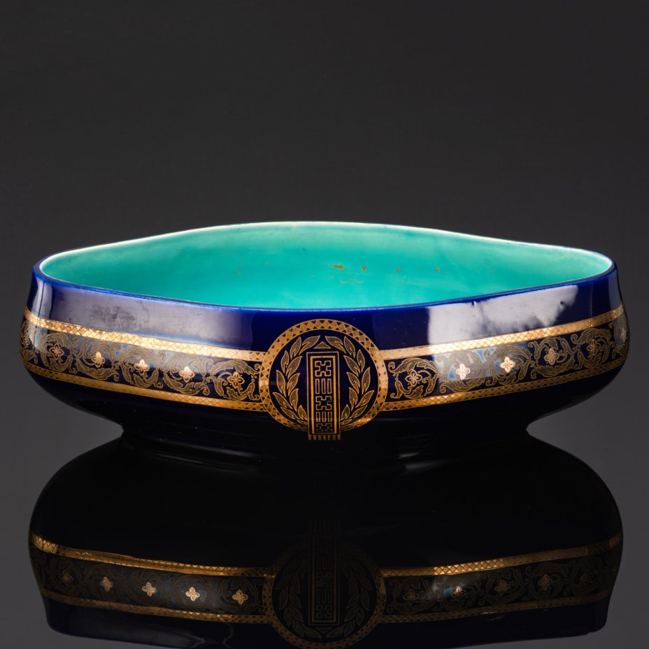 Кашпо в стиле модерн, украшенное цветочным декором, декор №2251, фаянс, крытье кобальтом, золочение, Sarreguemines (Саргемин), Франция, 1920-1940 гг.