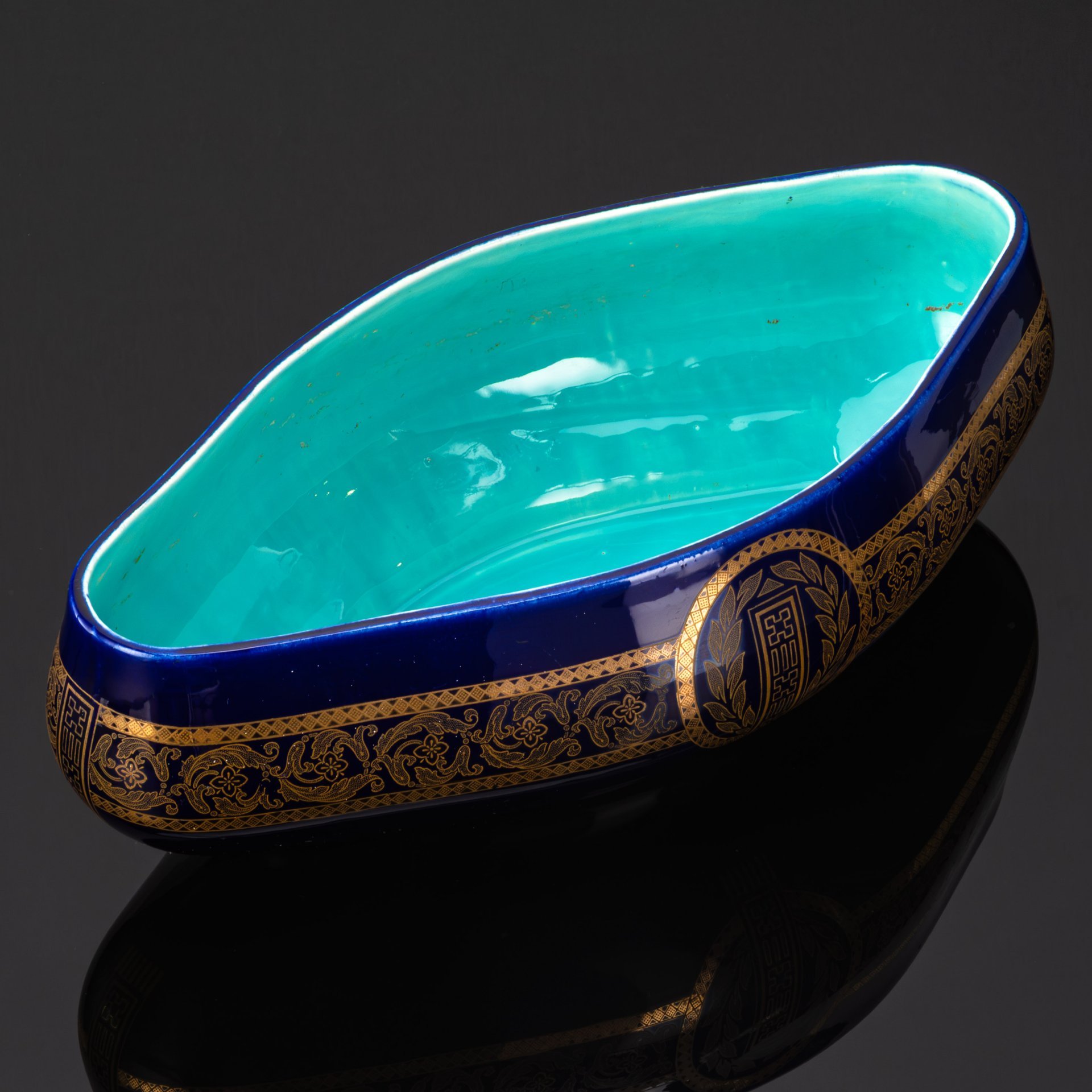 Кашпо в стиле модерн, украшенное цветочным декором, декор №2251, фаянс, крытье кобальтом, золочение, Sarreguemines (Саргемин), Франция, 1920-1940 гг.