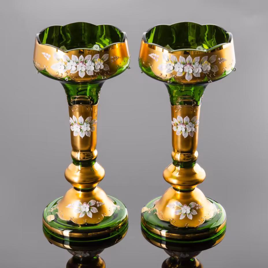 Вазы-подсвечники, украшенные лепным декором флористического мотива