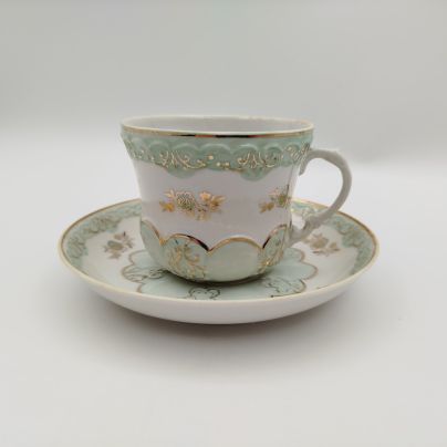 Чайная пара зеленоватого оттенка, украшенная изображением цветов, фарфор, роспись, золочение, Дулевский фарфоровый завод (Дулёво), СССР, 1957 г.
