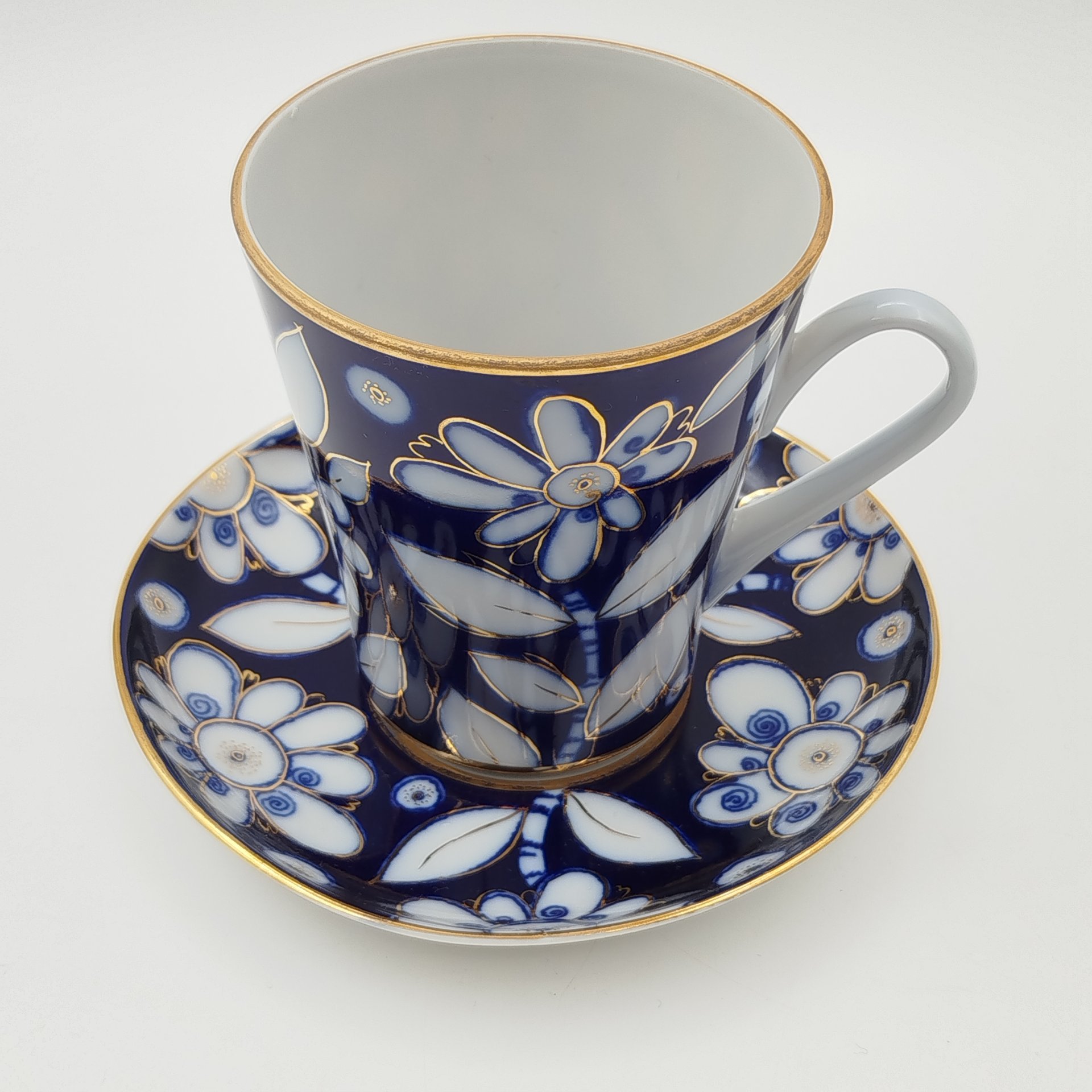 Пара чайная (большая) с цветочным декором на синем фоне, фарфор, кобальт, роспись, золочение, Ленинградский фарфоровый завод (ЛФЗ), СССР, 1960-1970 гг.
