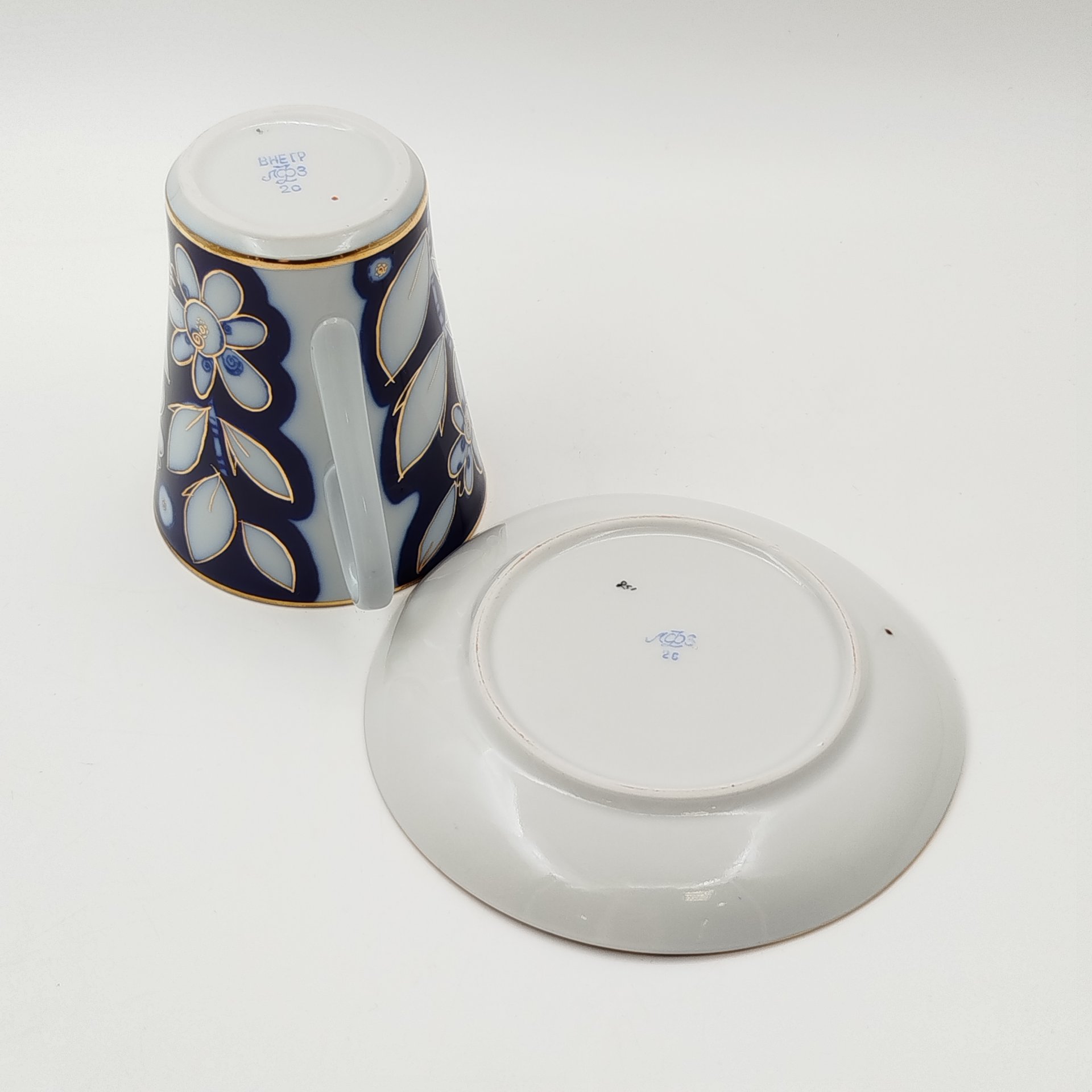 Пара чайная (большая) с цветочным декором на синем фоне, фарфор, кобальт, роспись, золочение, Ленинградский фарфоровый завод (ЛФЗ), СССР, 1960-1970 гг.