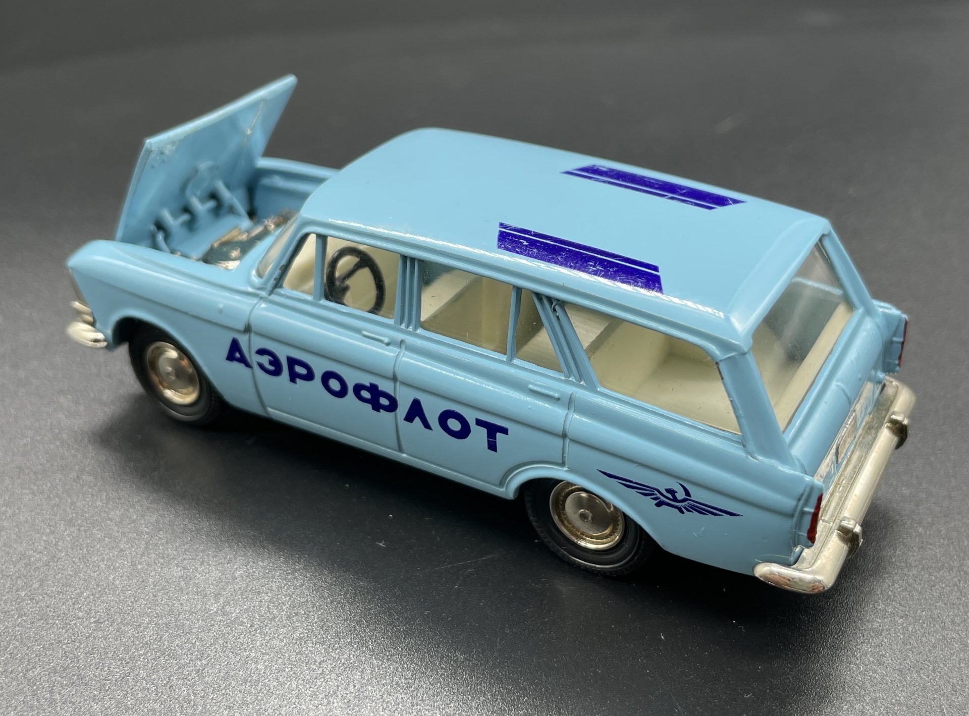 Модель автомобиля "Москвич 427" (Аэрофлот), в масштабе 1:43