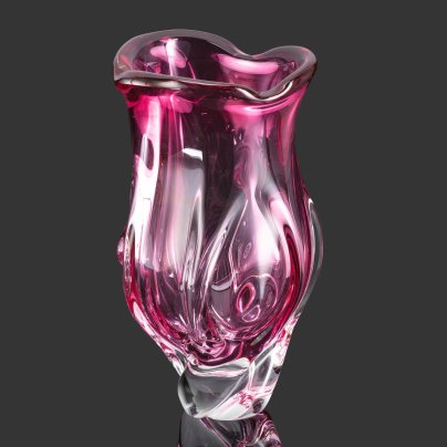 Ваза розового оттенка в форме бутона, Хржибский стекольный завод (Chřibská), дизайнер Йозеф Господка (Josef Hospodka), цветное стекло, гутная техника, Чехословакия, 1960-1980 гг.