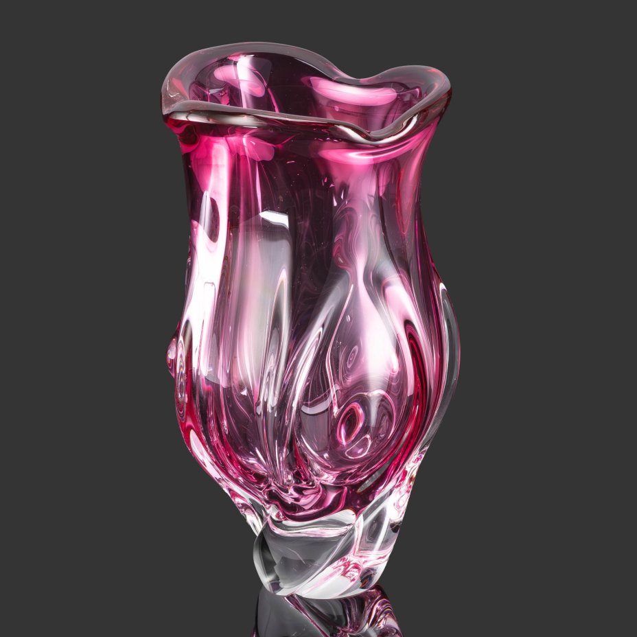 Ваза розового оттенка в форме бутона, Хржибский стекольный завод (Chřibská), дизайнер Йозеф Господка (Josef Hospodka), цветное стекло, гутная техника, Чехословакия, 1960-1980 гг.