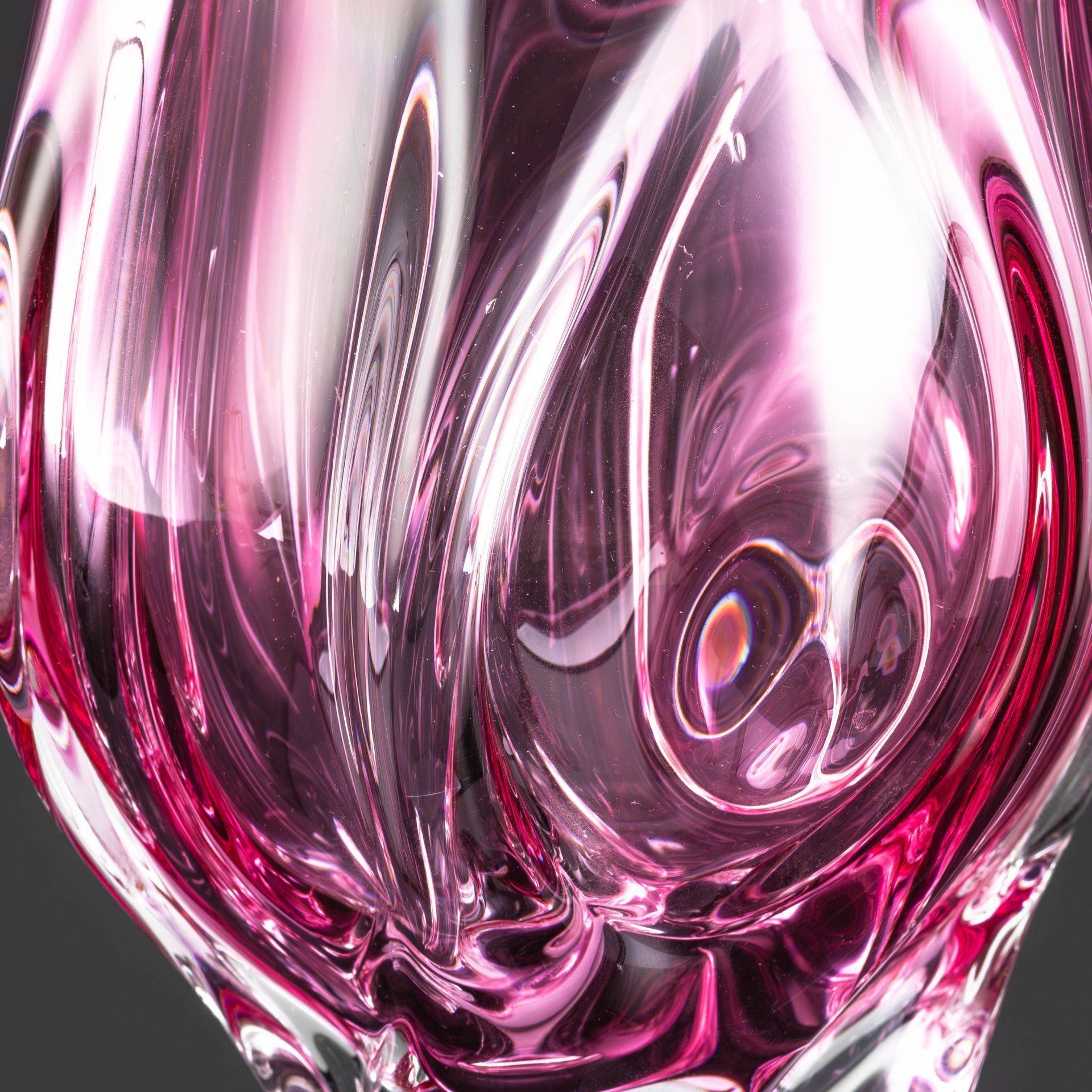 Ваза розового оттенка в форме бутона, Хржибский стекольный завод (Chřibská), дизайнер Йозеф Господка (Josef Hospodka), цветное стекло, гутная техника, Чехословакия, 1960-1980 гг.