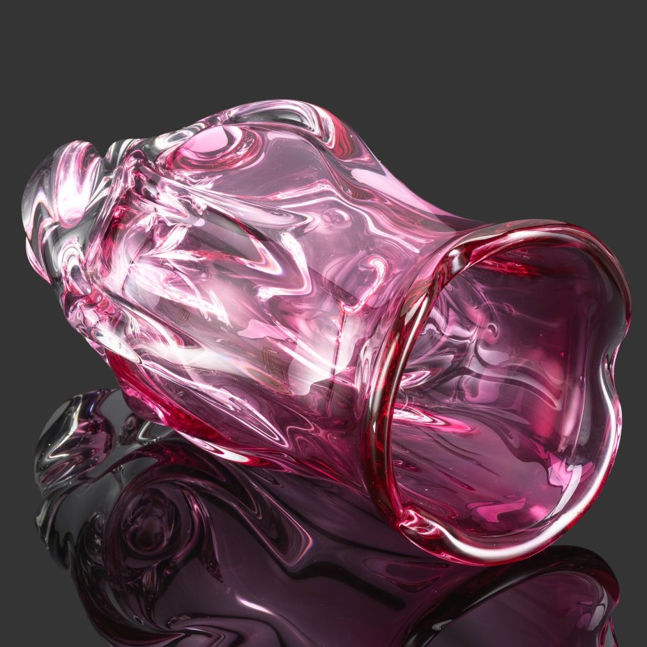 Ваза розового оттенка в форме бутона, Хржибский стекольный завод (Chřibská), дизайнер Йозеф Господка (Josef Hospodka)