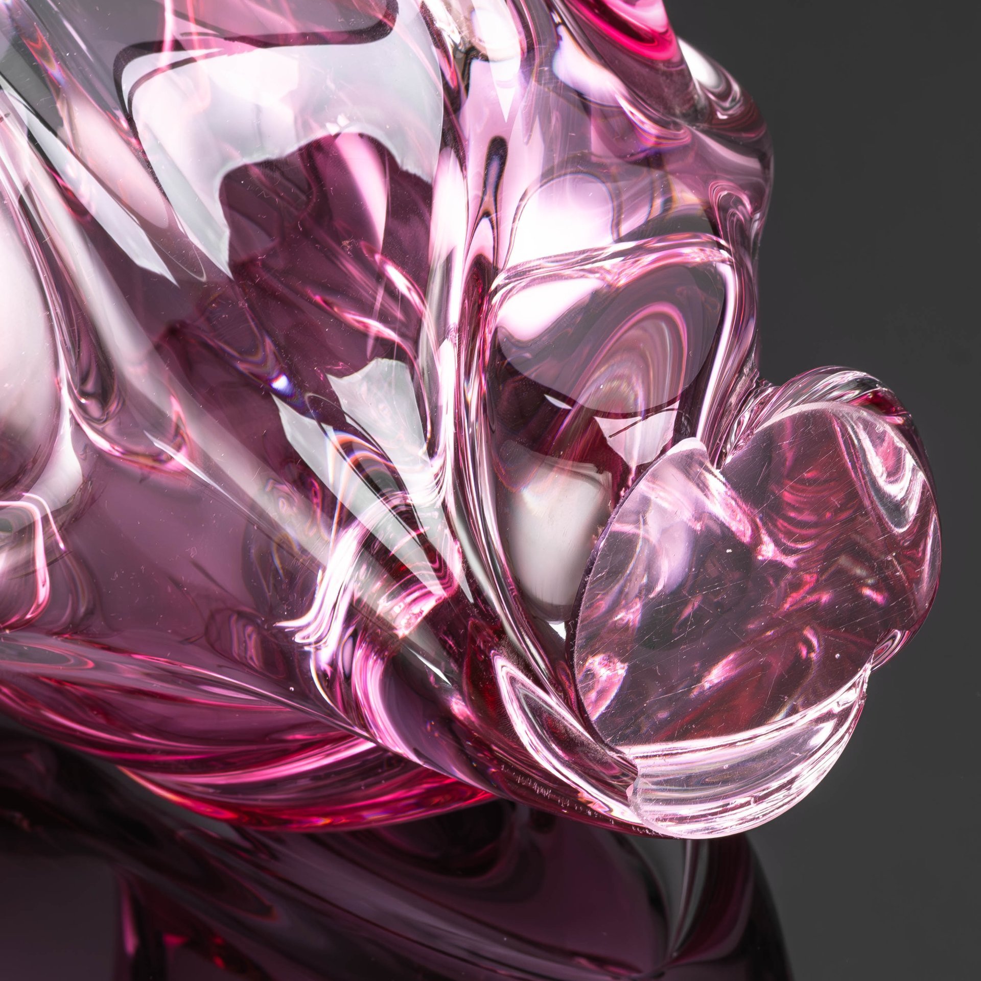 Ваза розового оттенка в форме бутона, Хржибский стекольный завод (Chřibská), дизайнер Йозеф Господка (Josef Hospodka), цветное стекло, гутная техника, Чехословакия, 1960-1980 гг.