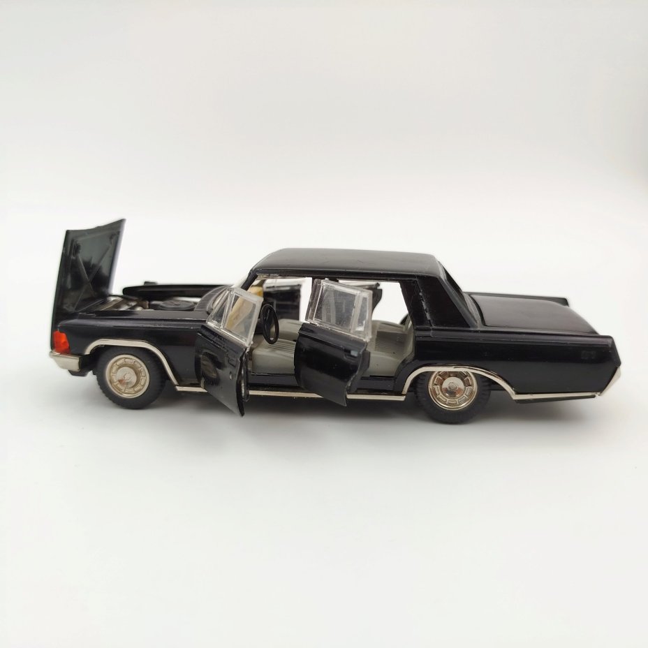 Модель автомобиля в масштабе 1:43 "ЗИЛ - 117"