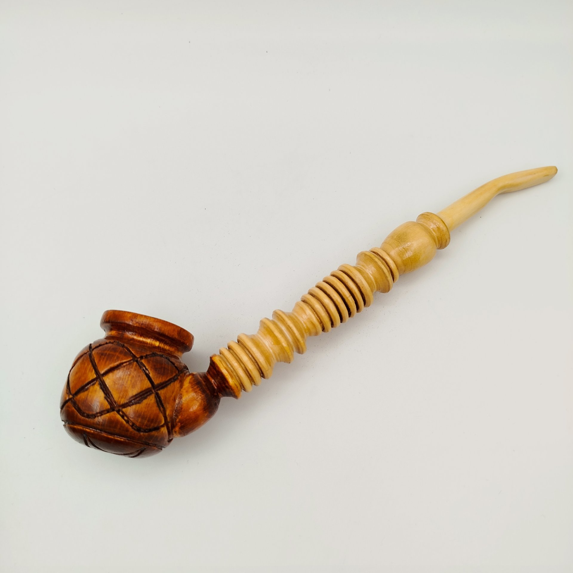 Трубка курительная в форме бочонка, с фигурным мундштуком и резным декором