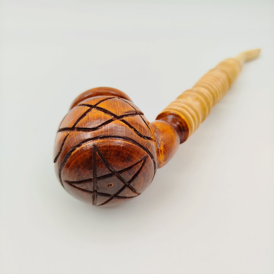 Трубка курительная в форме бочонка, с фигурным мундштуком и резным декором