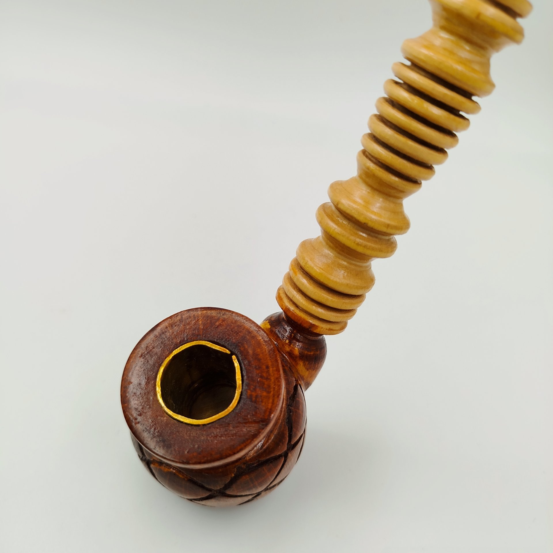 Трубка курительная в форме бочонка, с фигурным мундштуком и резным декором