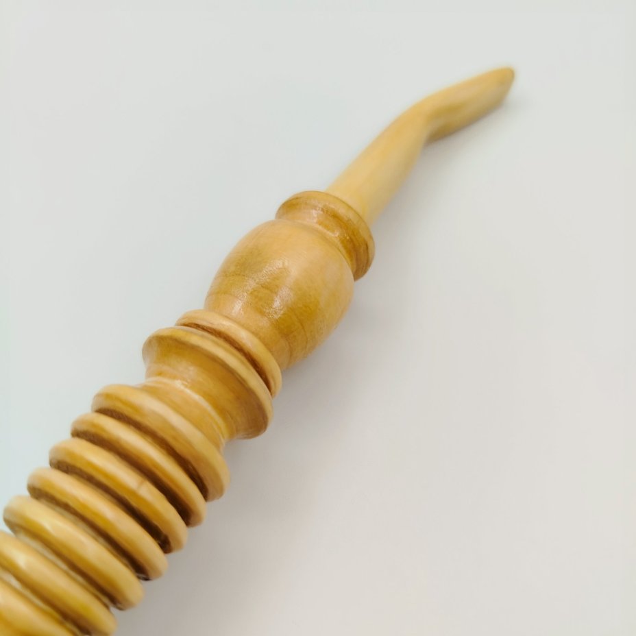 Трубка курительная в форме бочонка, с фигурным мундштуком и резным декором