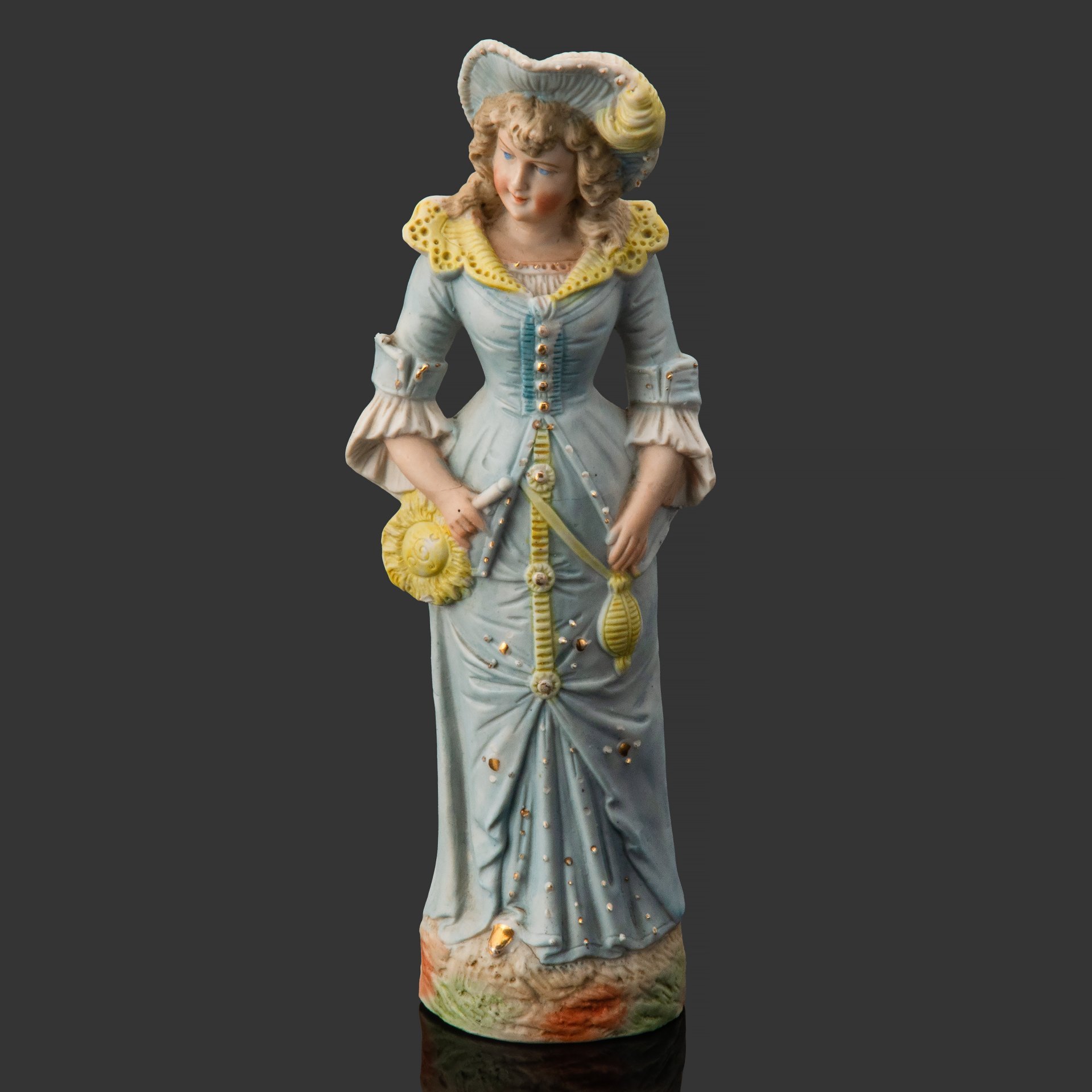Статуэтка "Дама в голубом", фарфор, бисквит, роспись, золочение, Европа, 1900-1930 гг.