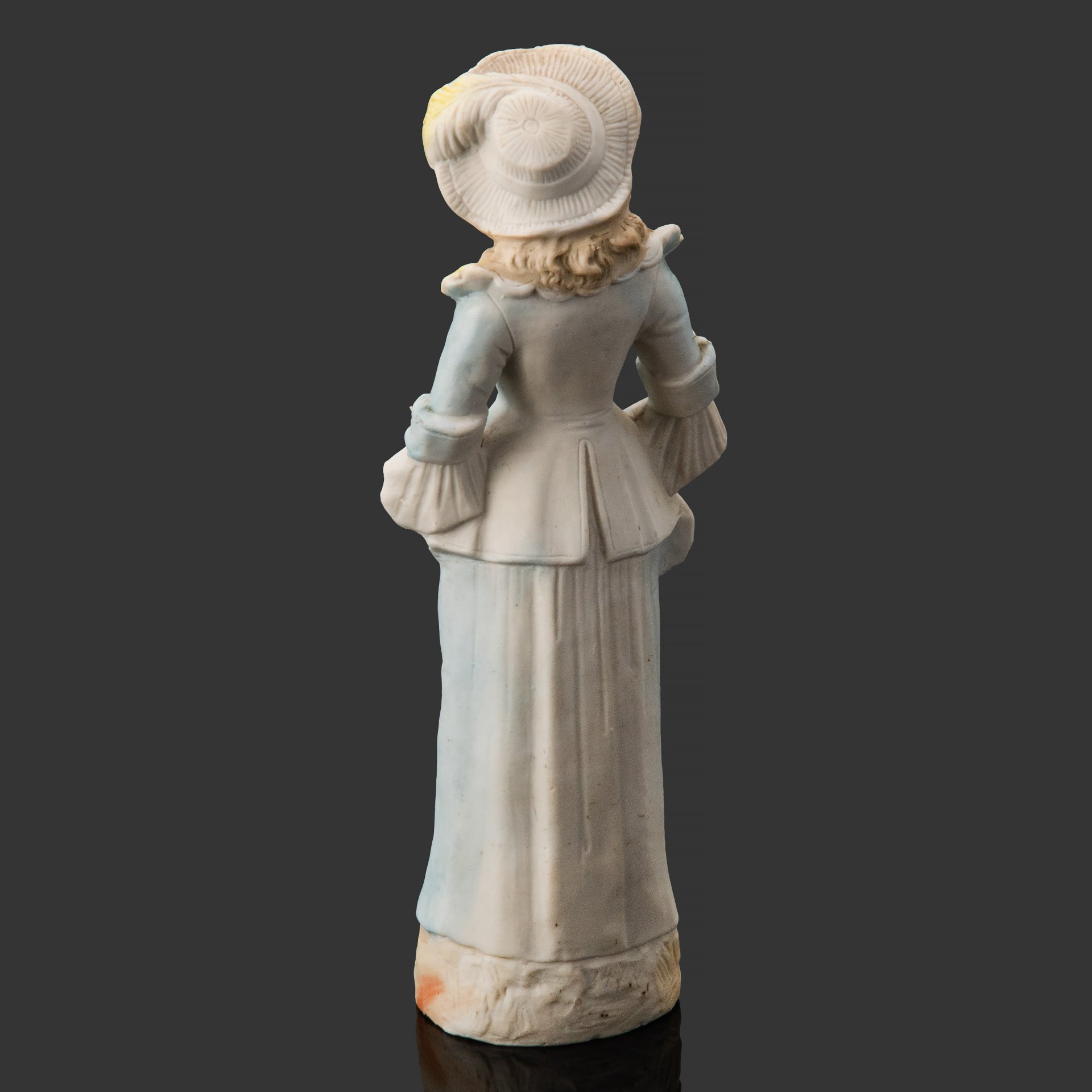 Статуэтка "Дама в голубом", фарфор, бисквит, роспись, золочение, Европа, 1900-1930 гг.