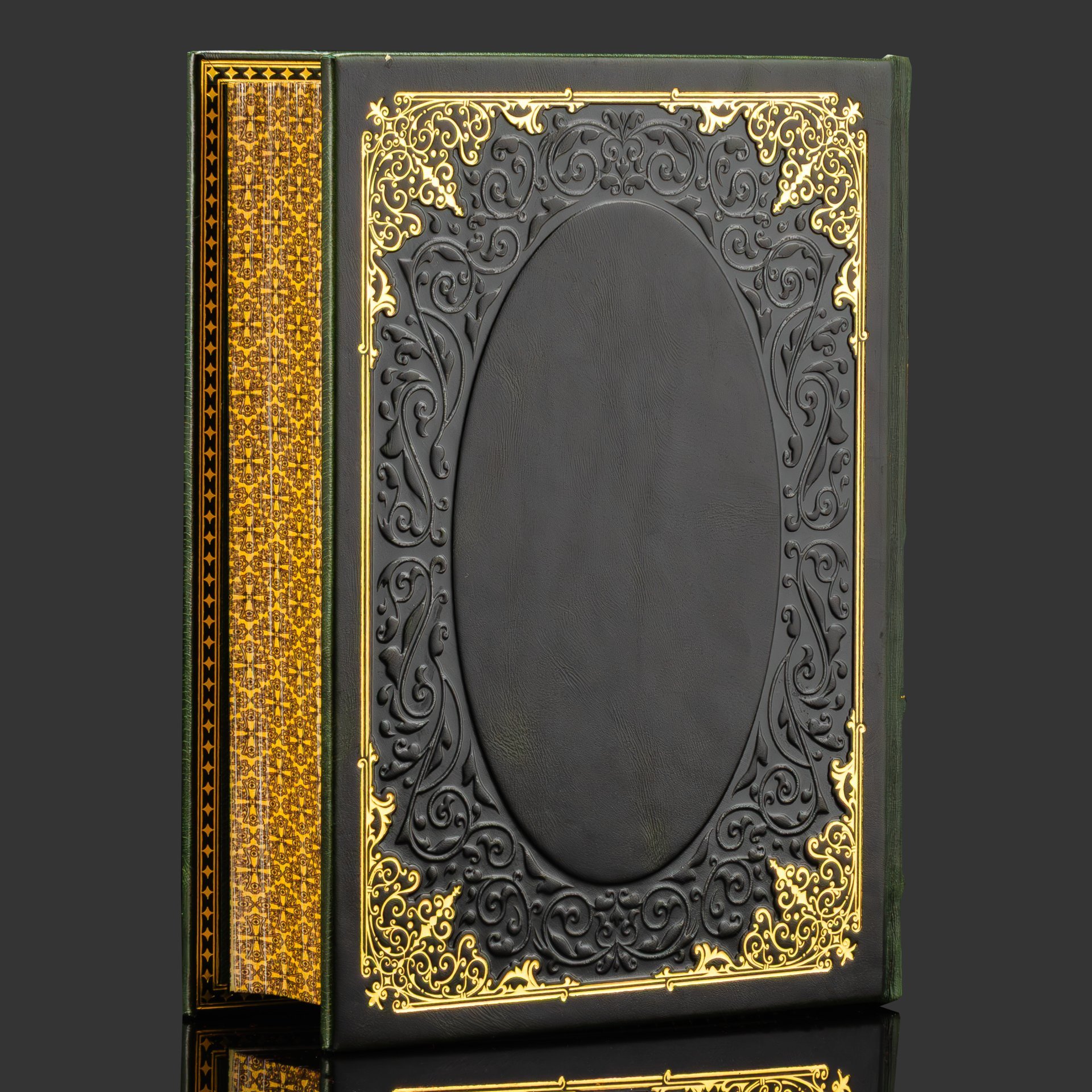 Подарочный набор "Святое Евангелие" с иконой Ангел Хранитель, бумага, кожаный переплет, тиснение, золочение, обрез с принтом; дерево, металл, серебрение; в подарочном коробе с бархатным ложеменом, обтянутом кожей и бархатной подарочной упаковке