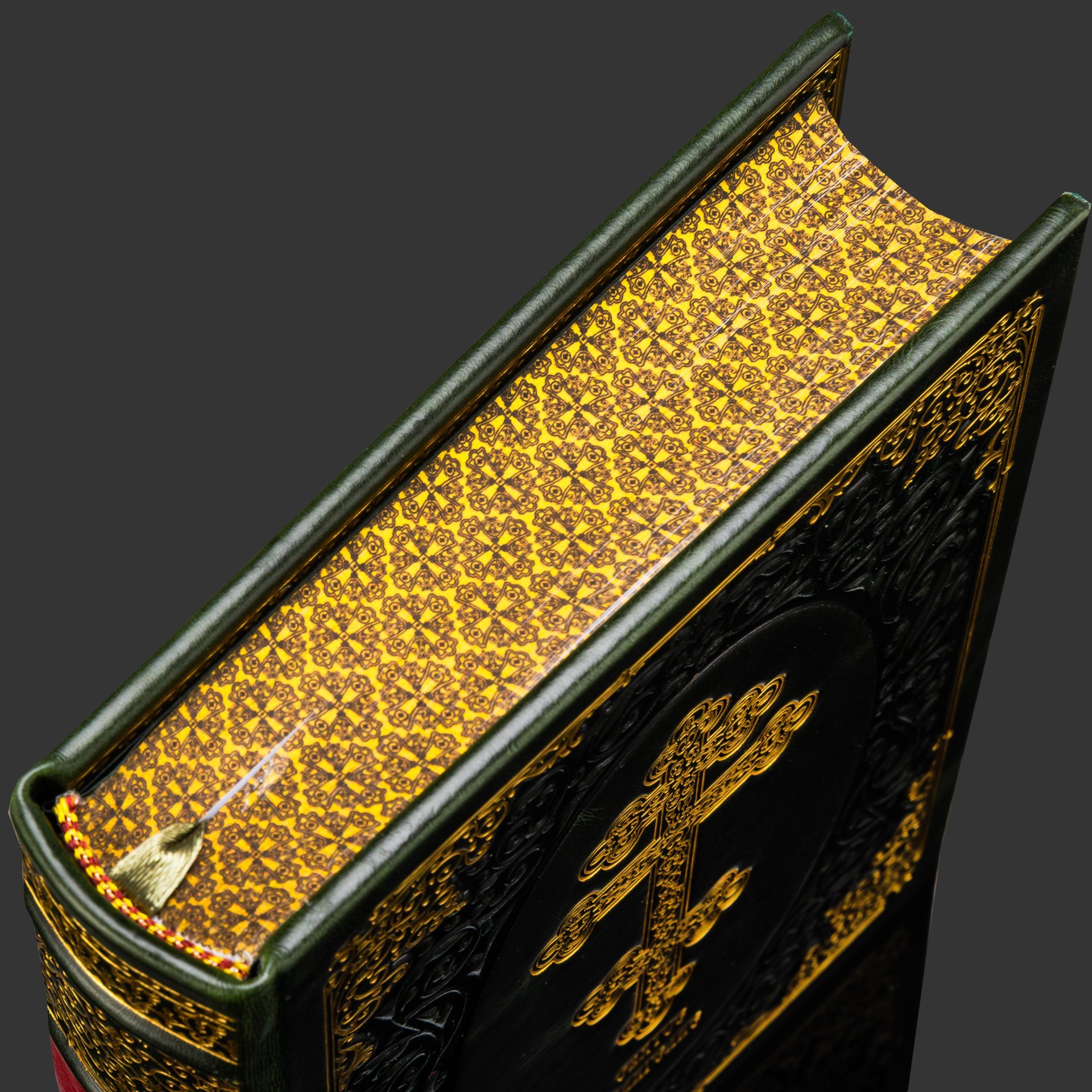 Подарочный набор "Святое Евангелие" с иконой Ангел Хранитель, бумага, кожаный переплет, тиснение, золочение, обрез с принтом; дерево, металл, серебрение; в подарочном коробе с бархатным ложеменом, обтянутом кожей и бархатной подарочной упаковке