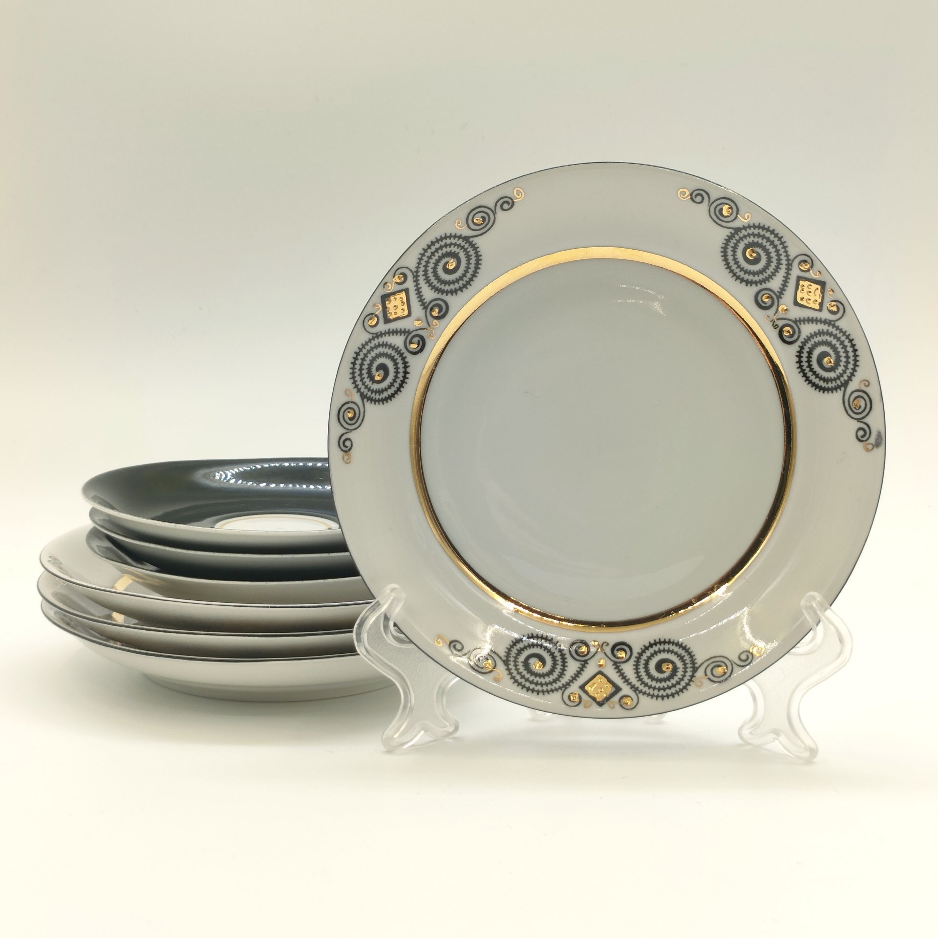 Набор из 3-х блюдец и 4-х пирожковых тарелок из сервиза "Марианна", автор формы Эрик Эллер, автор рисунка Беатрис Карклиня, фарфор, крытье, деколь, золочение, Рижский фарфорово-фаянсовый завод, СССР, 1970-1980 гг.