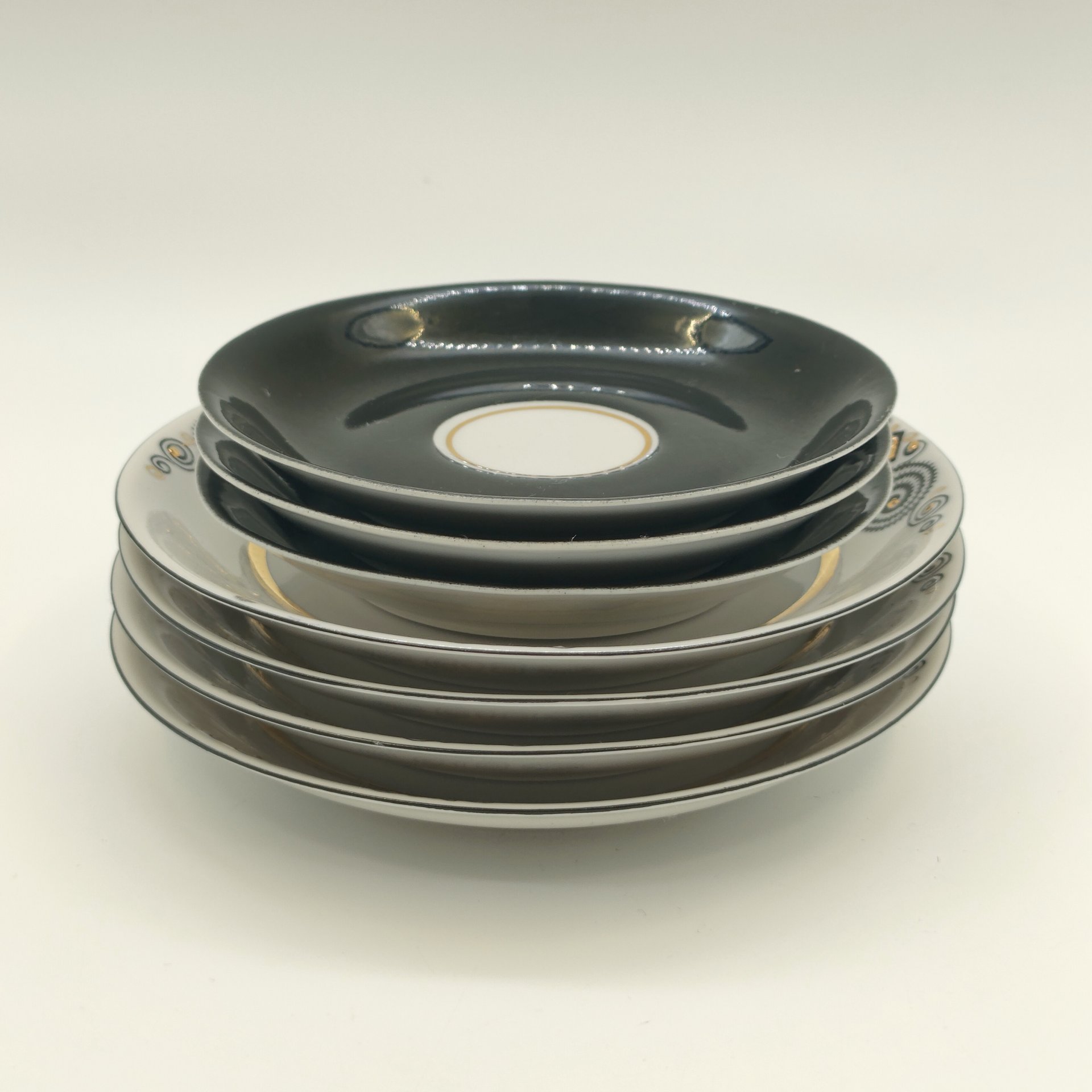 Набор из 3-х блюдец и 4-х пирожковых тарелок из сервиза "Марианна", автор формы Эрик Эллер, автор рисунка Беатрис Карклиня, фарфор, крытье, деколь, золочение, Рижский фарфорово-фаянсовый завод, СССР, 1970-1980 гг.