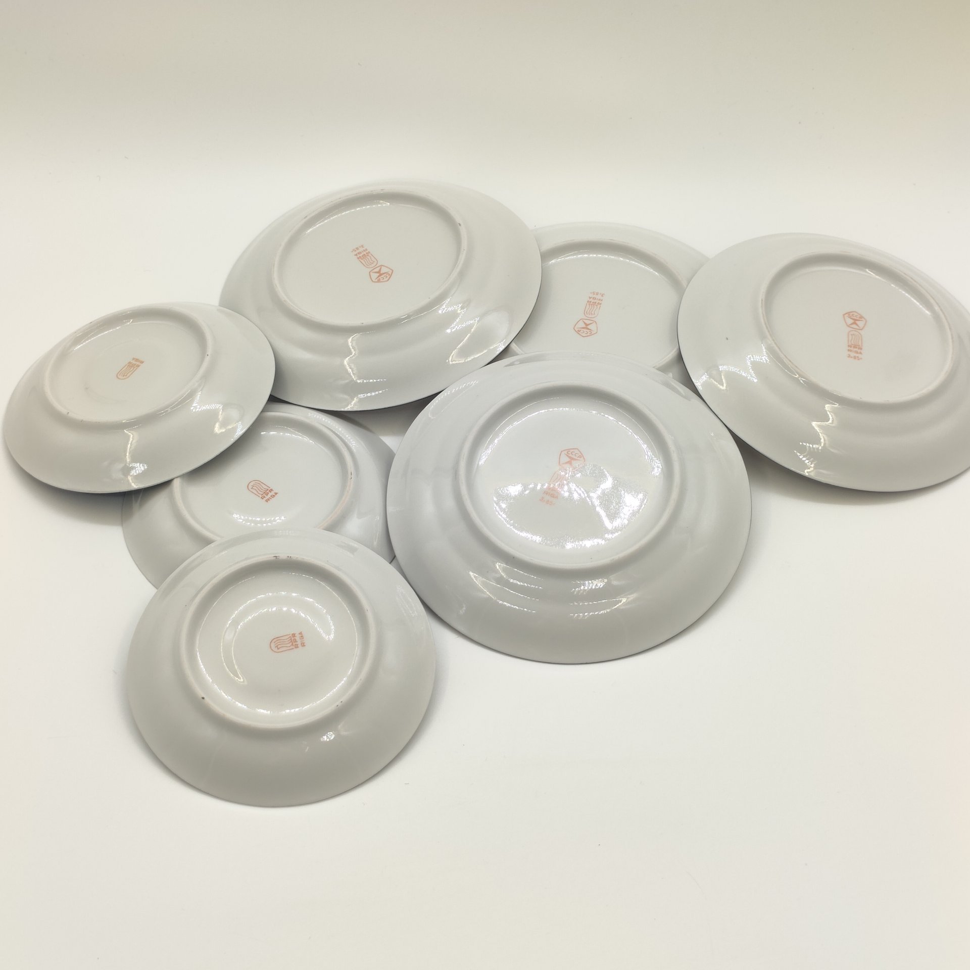 Набор из 3-х блюдец и 4-х пирожковых тарелок из сервиза "Марианна", автор формы Эрик Эллер, автор рисунка Беатрис Карклиня, фарфор, крытье, деколь, золочение, Рижский фарфорово-фаянсовый завод, СССР, 1970-1980 гг.