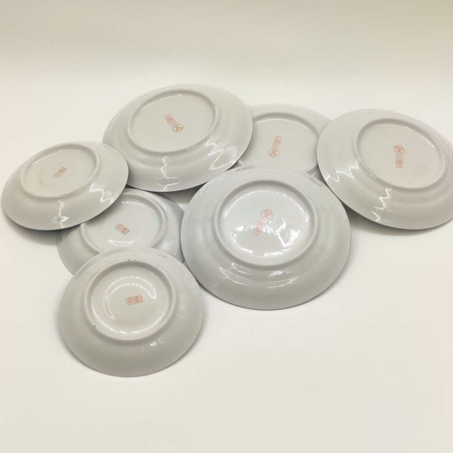 Набор из 3-х блюдец и 4-х пирожковых тарелок из сервиза "Марианна", автор формы Эрик Эллер, автор рисунка Беатрис Карклиня, фарфор, крытье, деколь, золочение, Рижский фарфорово-фаянсовый завод, СССР, 1970-1980 гг.