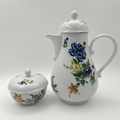 Набор сервировочный (кофейник и сахарница), украшенный изображением букета цветов, фарфор, деколь, Kahla, ГДР, 1970-1990 гг.