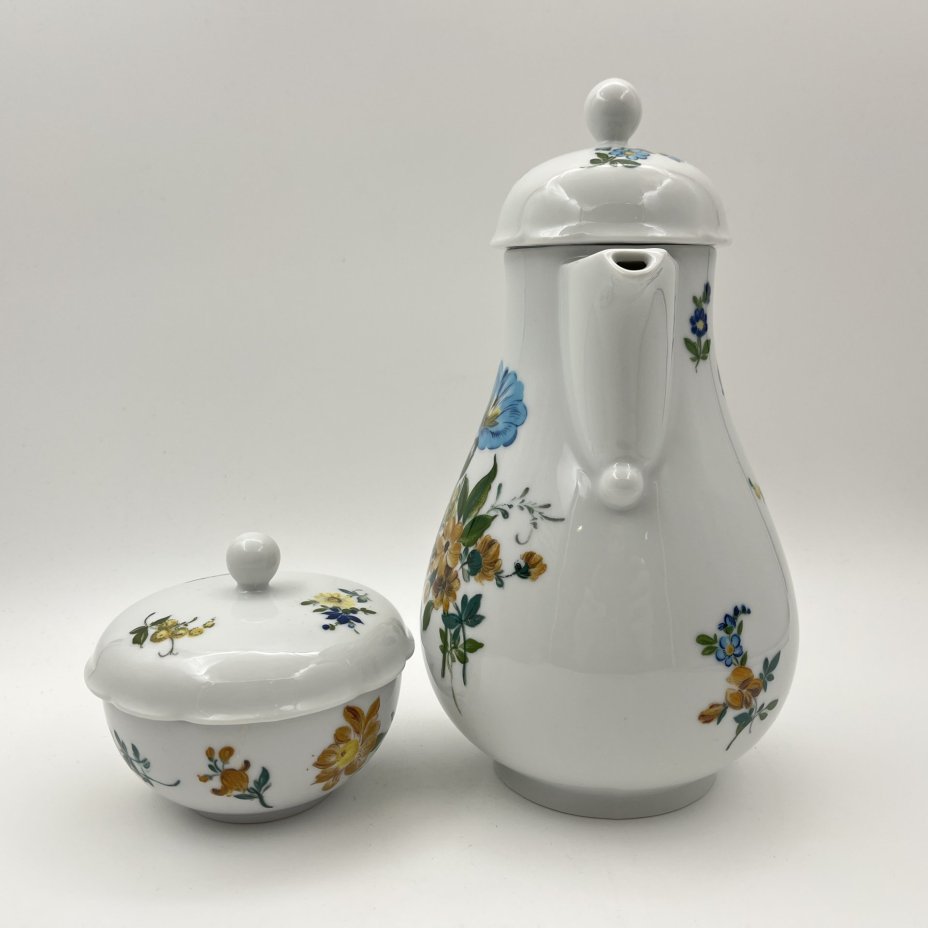 Набор сервировочный (кофейник и сахарница), украшенный изображением букета цветов, фарфор, деколь, Kahla, ГДР, 1970-1990 гг.