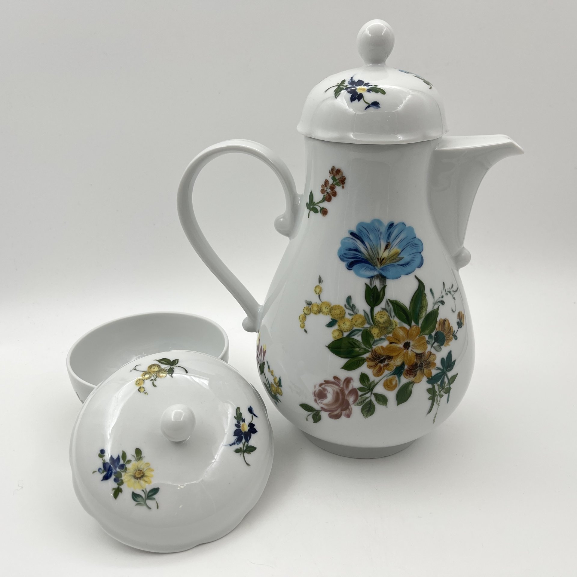 Набор сервировочный (кофейник и сахарница), украшенный изображением букета цветов, фарфор, деколь, Kahla, ГДР, 1970-1990 гг.