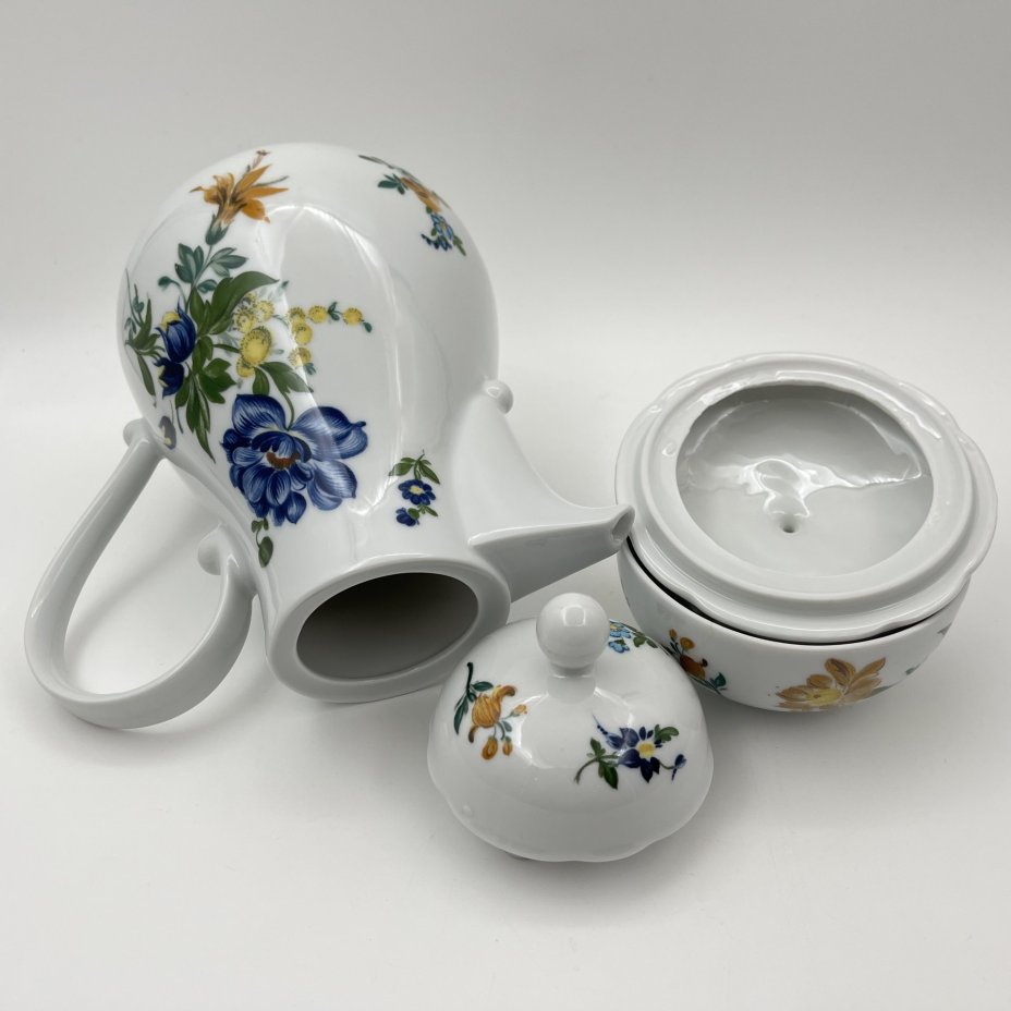 Набор сервировочный (кофейник и сахарница), украшенный изображением букета цветов, фарфор, деколь, Kahla, ГДР, 1970-1990 гг.