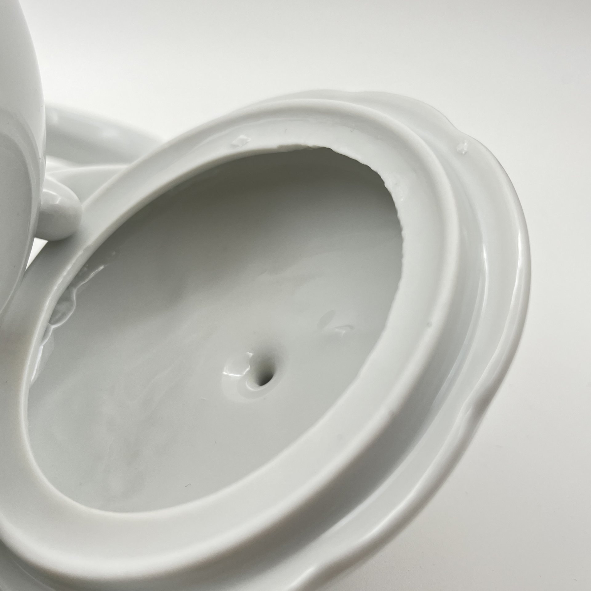 Набор сервировочный (кофейник и сахарница), украшенный изображением букета цветов, фарфор, деколь, Kahla, ГДР, 1970-1990 гг.