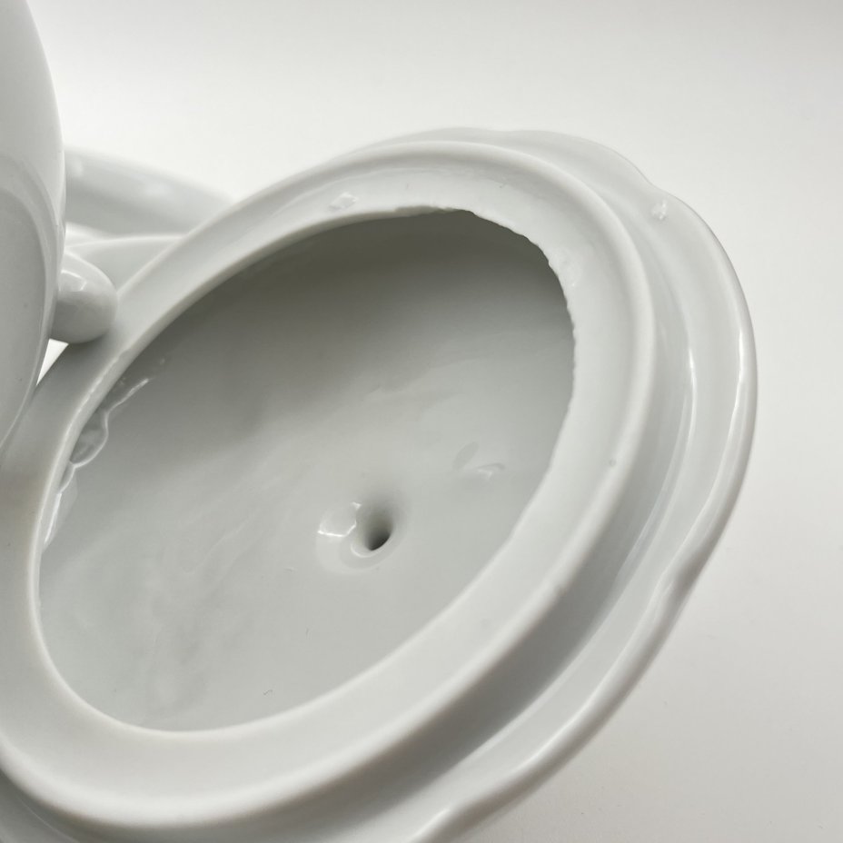 Набор сервировочный (кофейник и сахарница), украшенный изображением букета цветов, фарфор, деколь, Kahla, ГДР, 1970-1990 гг.