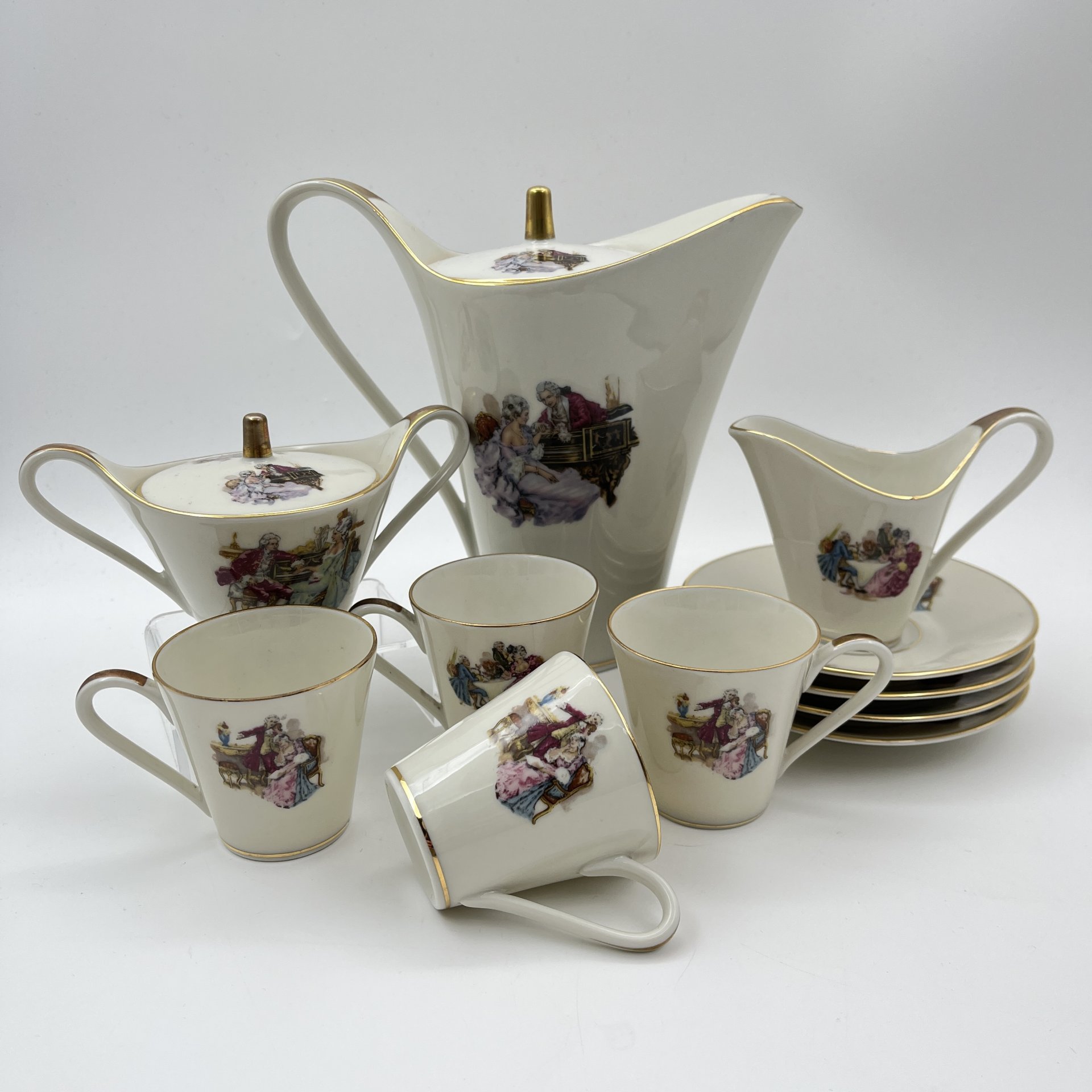 Сервиз кофейный цвета айвори "Музицирование и беседы" на 4 персоны (11 предметов), фарфор, деколь, золочение, Edelstein Bavaria (Эдельштейн), Германия, 1950-1972 гг.
