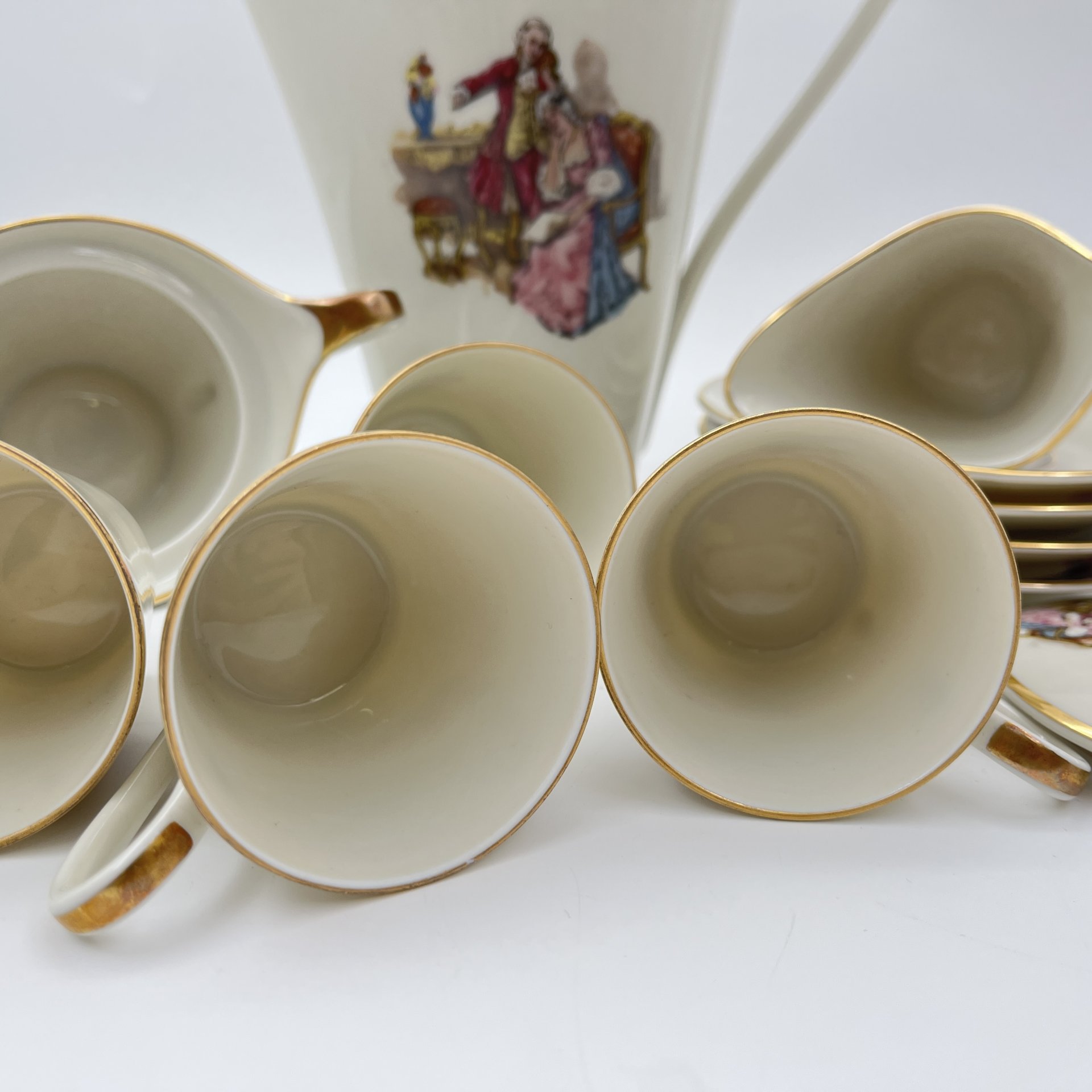 Сервиз кофейный цвета айвори "Музицирование и беседы" на 4 персоны (11 предметов), фарфор, деколь, золочение, Edelstein Bavaria (Эдельштейн), Германия, 1950-1972 гг.