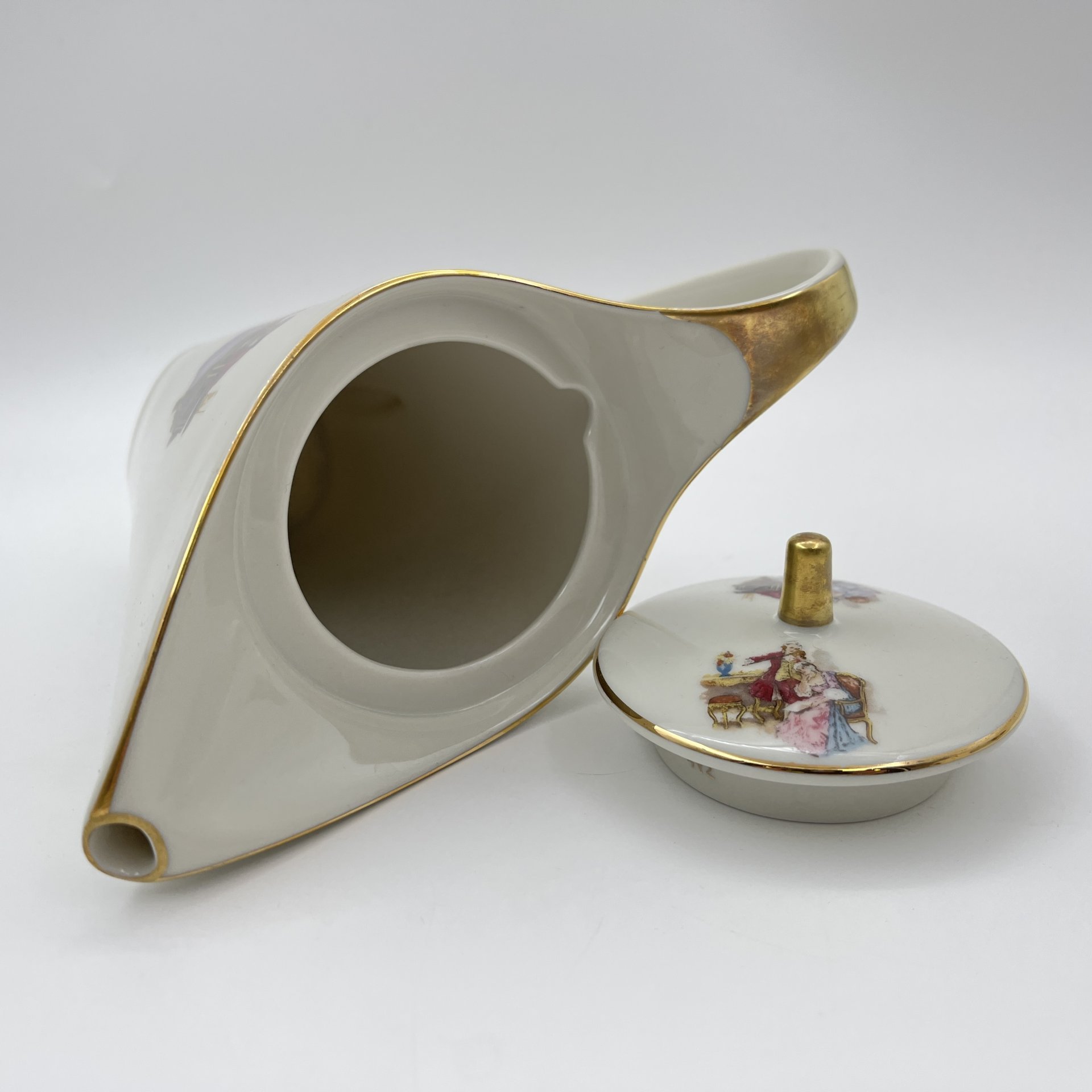 Сервиз кофейный цвета айвори "Музицирование и беседы" на 4 персоны (11 предметов), фарфор, деколь, золочение, Edelstein Bavaria (Эдельштейн), Германия, 1950-1972 гг.