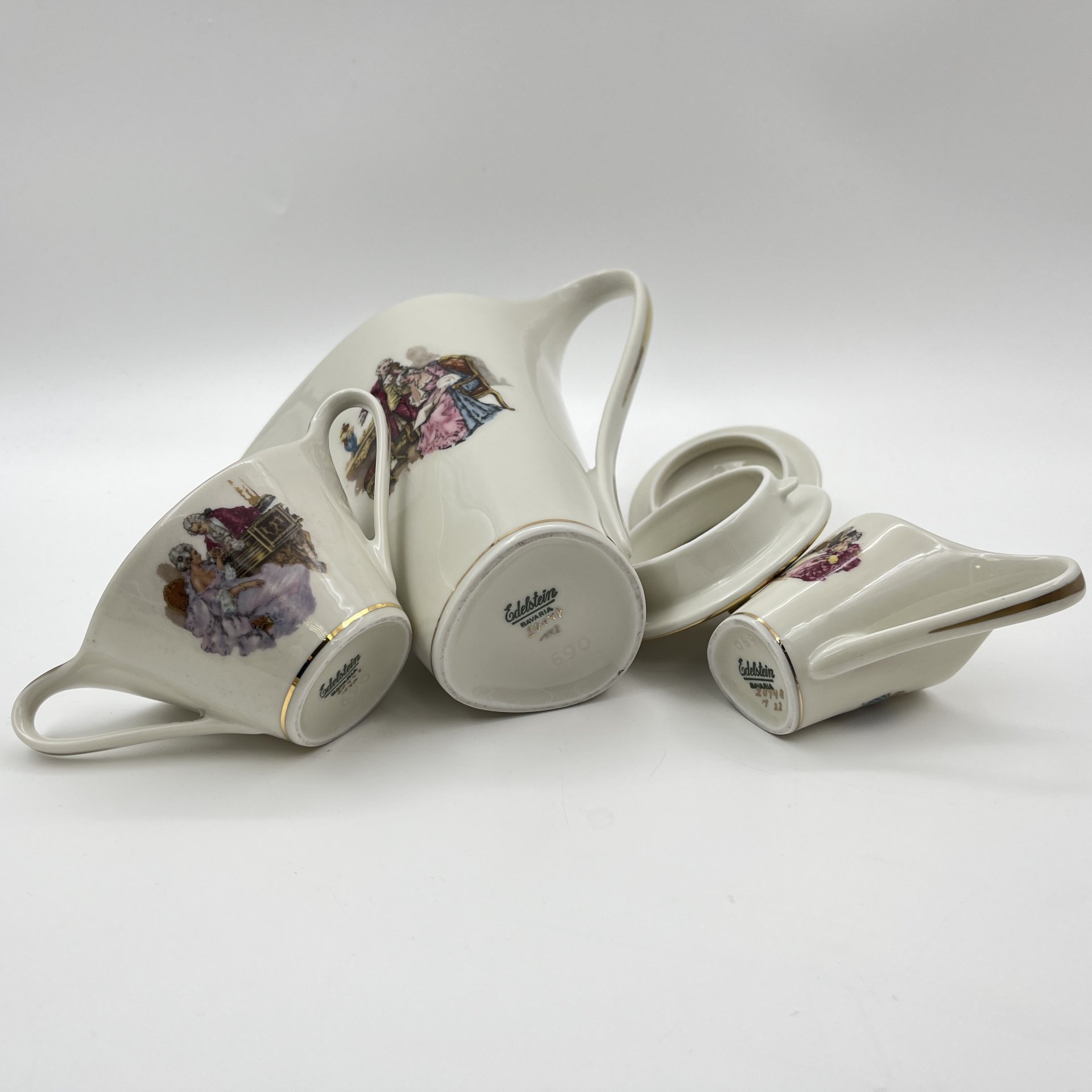 Сервиз кофейный цвета айвори "Музицирование и беседы" на 4 персоны (11 предметов), фарфор, деколь, золочение, Edelstein Bavaria (Эдельштейн), Германия, 1950-1972 гг.