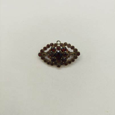 Брошь овальной формы со вставками бордового цвета, стекло, металл, Чехословакия, 1950-1960 гг.