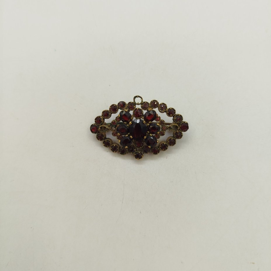 Брошь овальной формы со вставками бордового цвета, стекло, металл, Чехословакия, 1950-1960 гг.