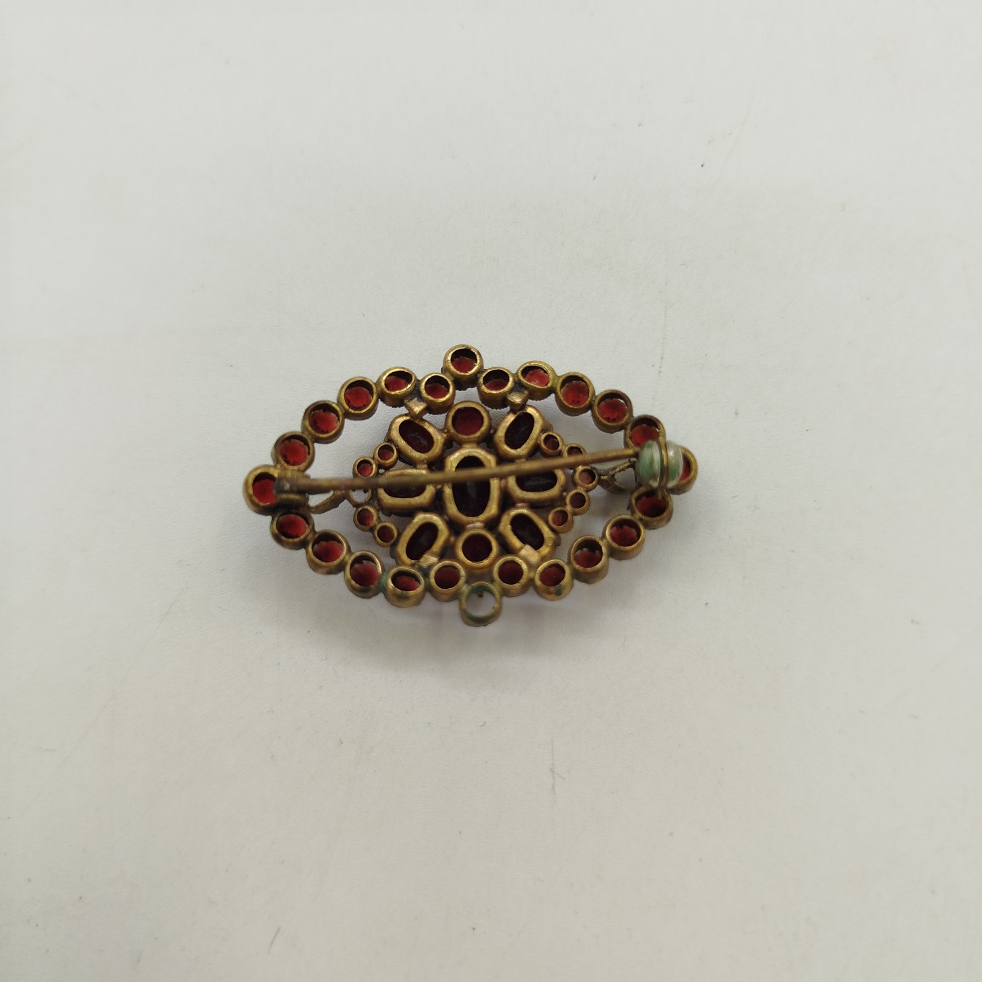 Брошь овальной формы со вставками бордового цвета, стекло, металл, Чехословакия, 1950-1960 гг.