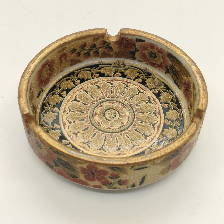 Пепельница с цветочным декором, фарфор, деколь, золочение, Азия, 1980-2000 гг.