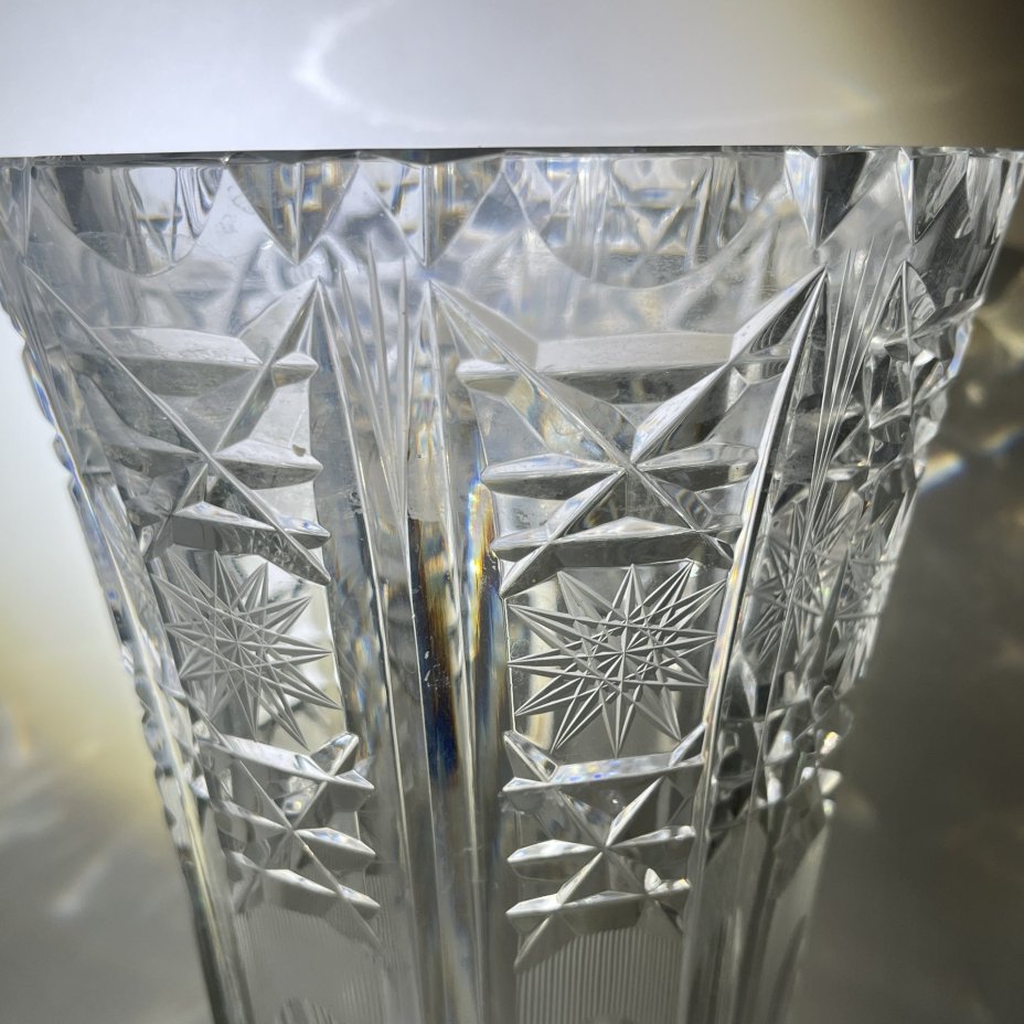 Ваза для цветов с резным геометрическим декором