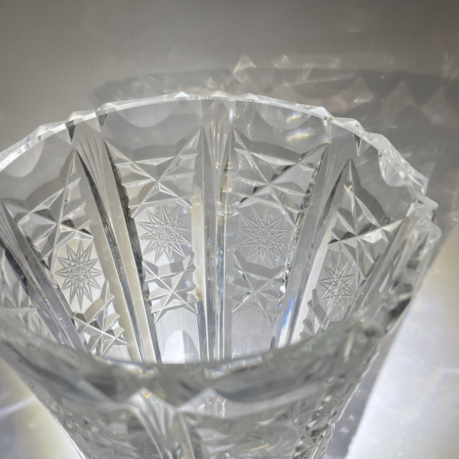 Ваза для цветов с резным геометрическим декором