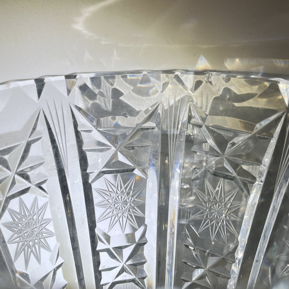 Ваза для цветов с резным геометрическим декором