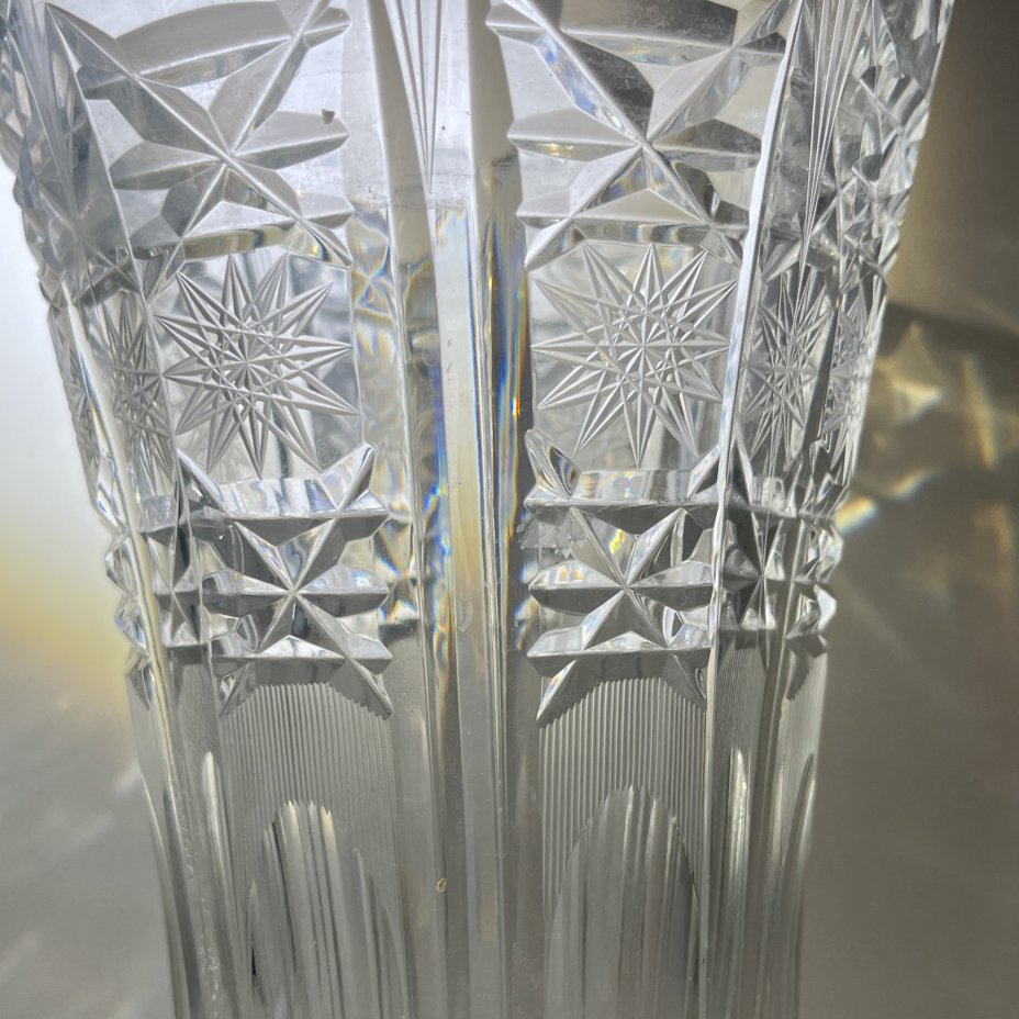 Ваза для цветов с резным геометрическим декором