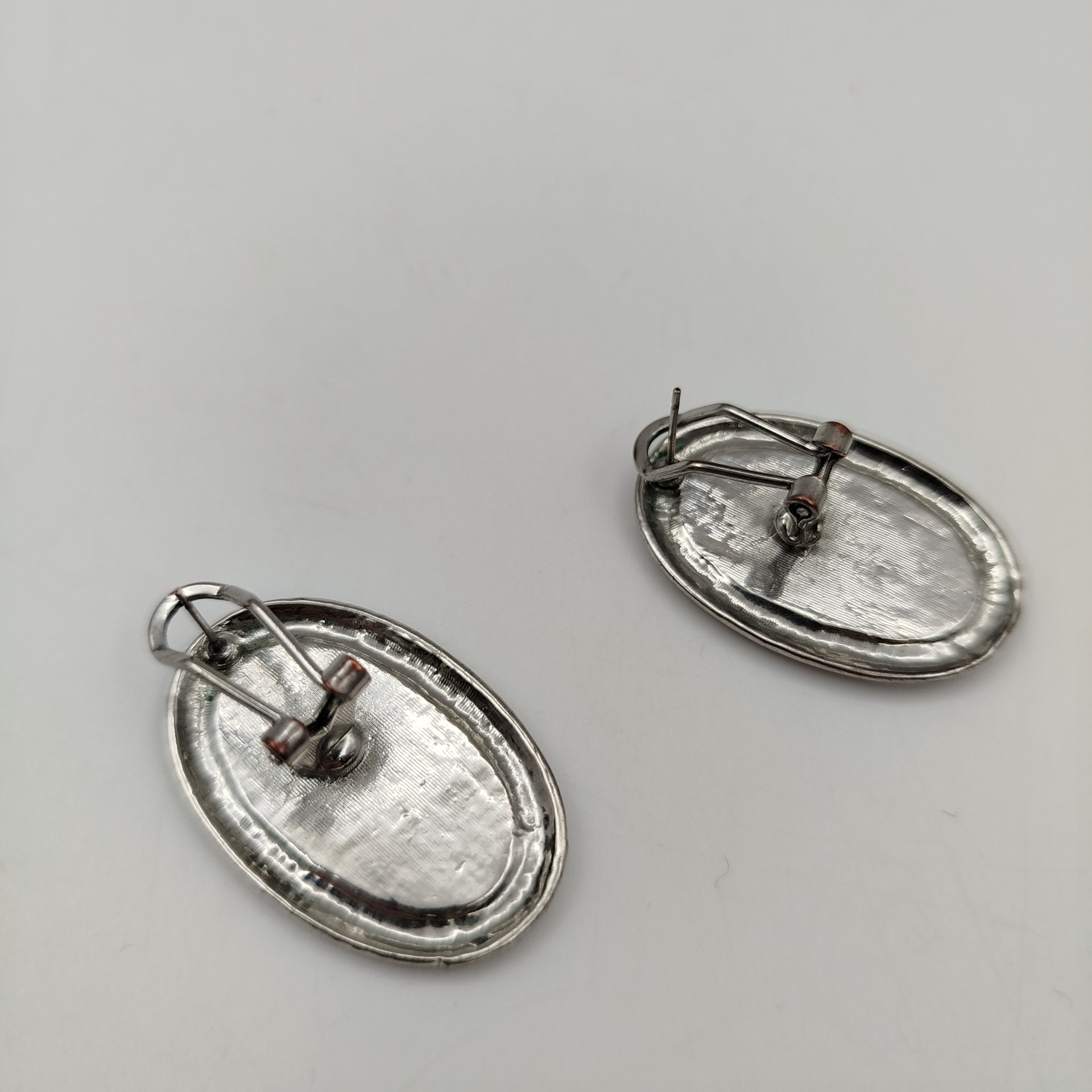 Серьги овальной формы