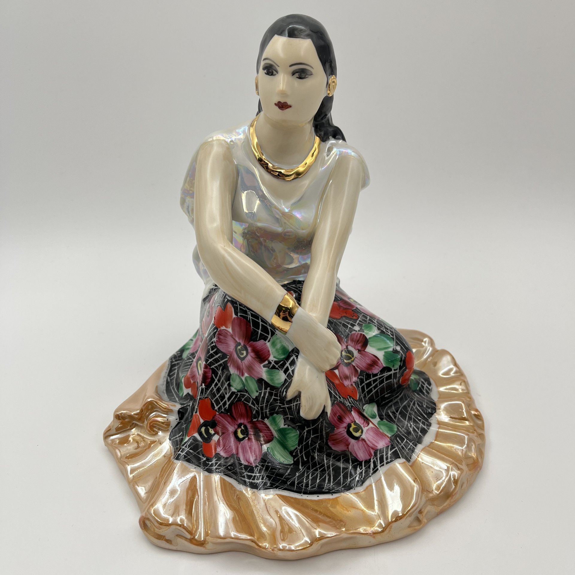 Статуэтка "Цыганка Земфира", скульптор А. Д. Бржезицкая, фарфор, роспись, люстр, золочение, Дулевский фарфоровый завод (Дулёво), СССР, 1999 г.