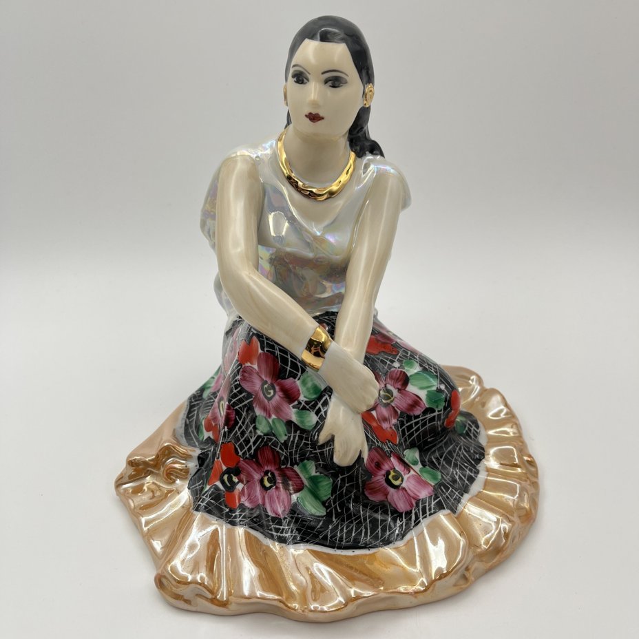 Статуэтка "Цыганка Земфира", скульптор А. Д. Бржезицкая, фарфор, роспись, люстр, золочение, Дулевский фарфоровый завод (Дулёво), СССР, 1999 г.