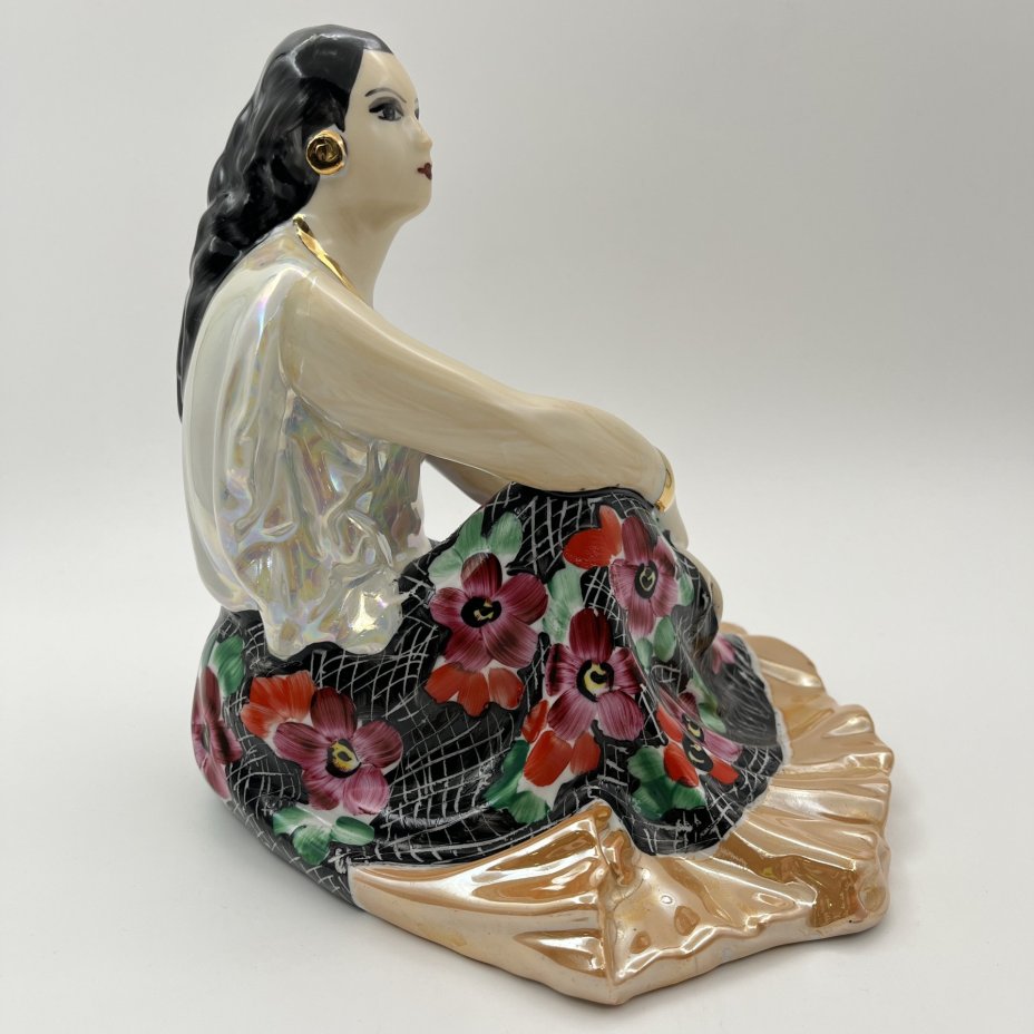 Статуэтка "Цыганка Земфира", скульптор А. Д. Бржезицкая, фарфор, роспись, люстр, золочение, Дулевский фарфоровый завод (Дулёво), СССР, 1999 г.