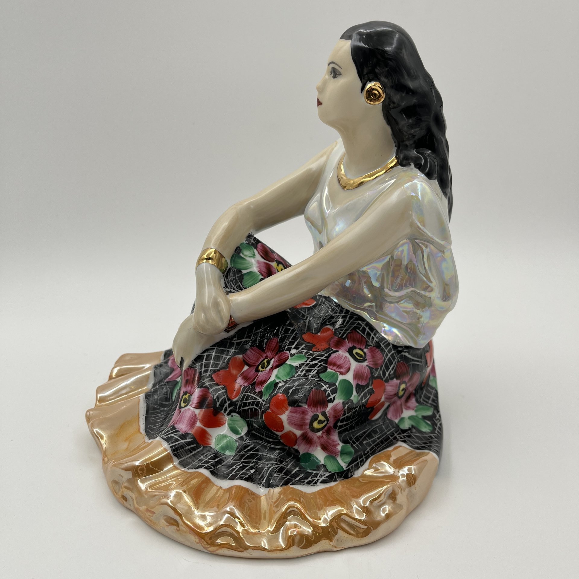 Статуэтка "Цыганка Земфира", скульптор А. Д. Бржезицкая, фарфор, роспись, люстр, золочение, Дулевский фарфоровый завод (Дулёво), СССР, 1999 г.